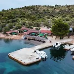House Hela - & Tavern Bain, Free Transport, Pool, Island Of Zut - Kornati *