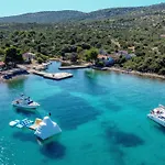Tatil Evi House Hela - & Tavern Bain, Free Transport, Pool, Island Of Zut - Kornati Pristanisce