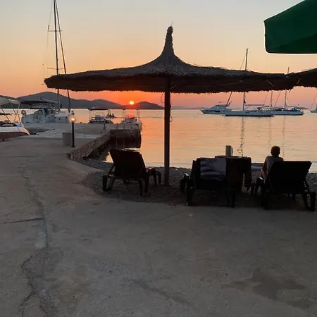 Dom wakacyjny House Hela - & Tavern Bain, Free Transport, Pool, Island Of Zut - Kornati *