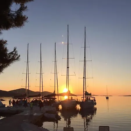 Ferienhaus House Hela - & Tavern Bain, Free Transport, Pool, Island Of Zut - Kornati