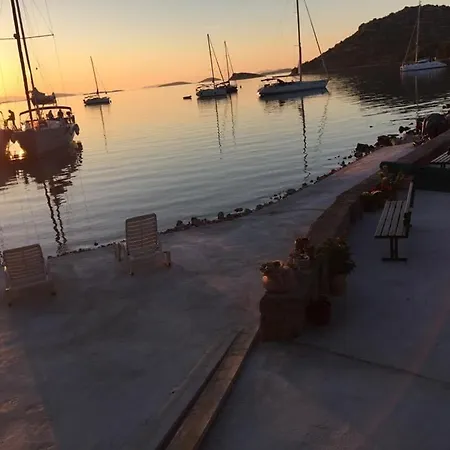 Ferienhaus House Hela - & Tavern Bain, Free Transport, Pool, Island Of Zut - Kornati Pristanisce