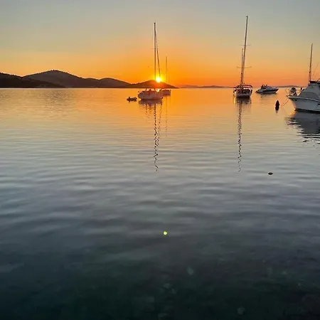 House Hela - & Tavern Bain, Free Transport, Pool, Island Of Zut - Kornati Сasa de vacaciones