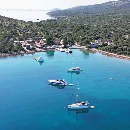 Ferienhaus House Hela - & Tavern Bain, Free Transport, Pool, Island Of Zut - Kornati *