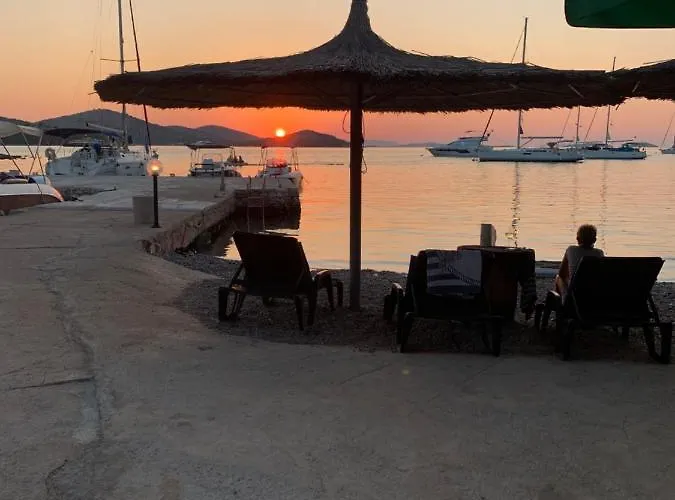 Vakantiehuis House Hela - & Tavern Bain, Free Transport, Pool, Island Of Zut - Kornati *