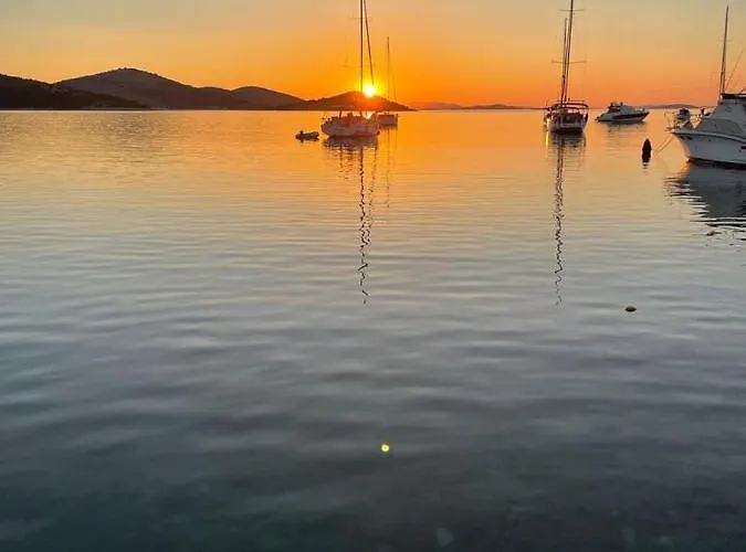 House Hela - & Tavern Bain, Free Transport, Pool, Island Of Zut - Kornati 펜션