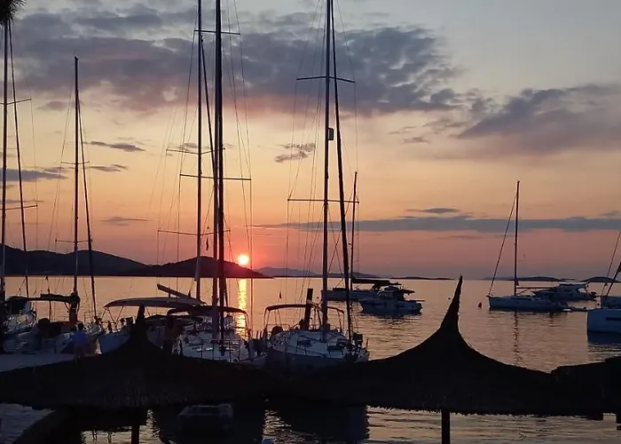 펜션 House Hela - & Tavern Bain, Free Transport, Pool, Island Of Zut - Kornati Pristanisce